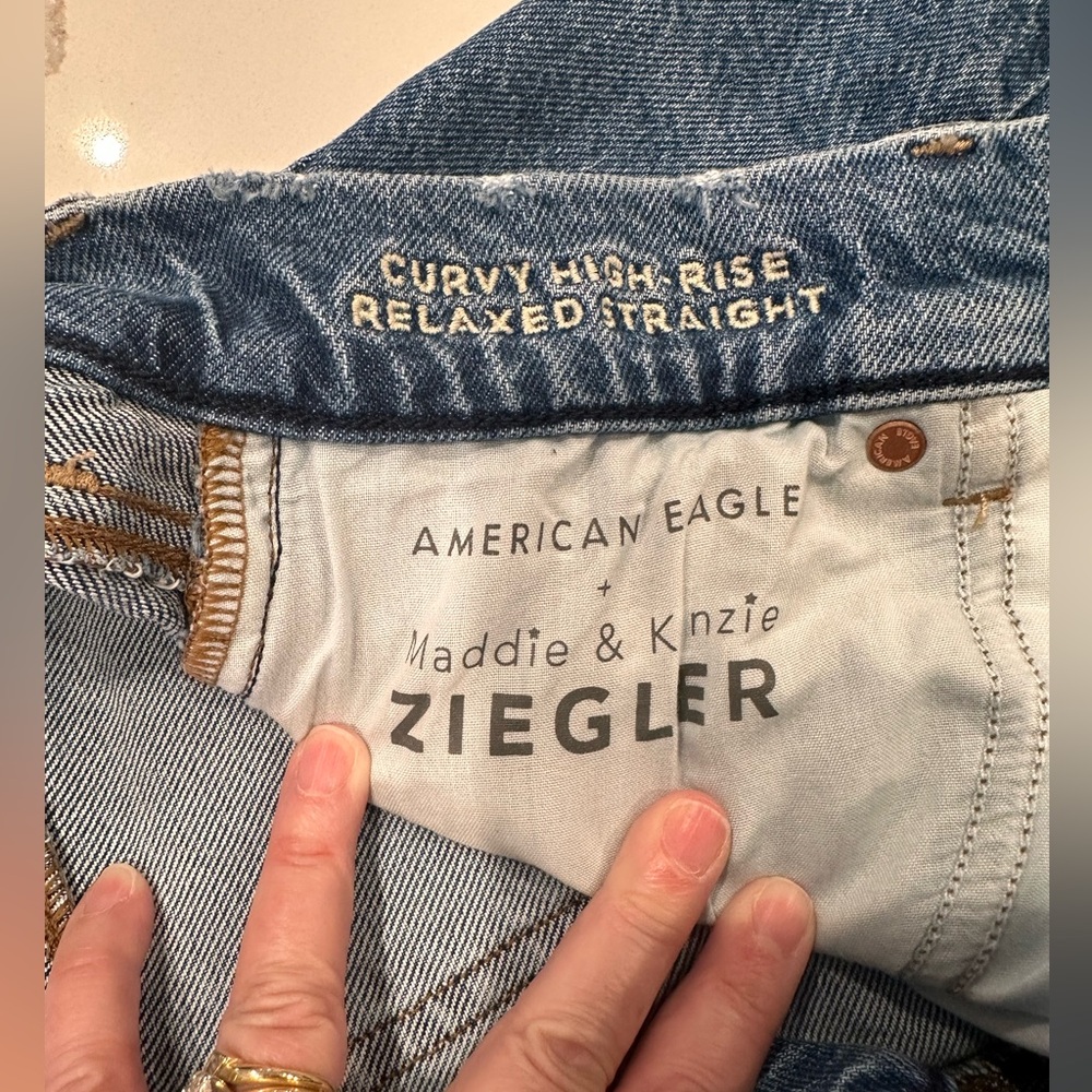 🌸American Eagle Maddie and Kenzie Ziegler Curvy Relaxed Straight Jeans🌸